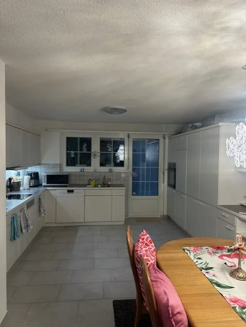 Charmant appartement en duplex de 3,5 pièces à Volketswil, limité jusqu'au 01.10.2026 au 30.09.2027