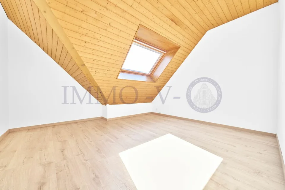 SPACIOUS HIGH-QUALITY VILLA WITH LARGE GARDEN AND SWIMMING POOL