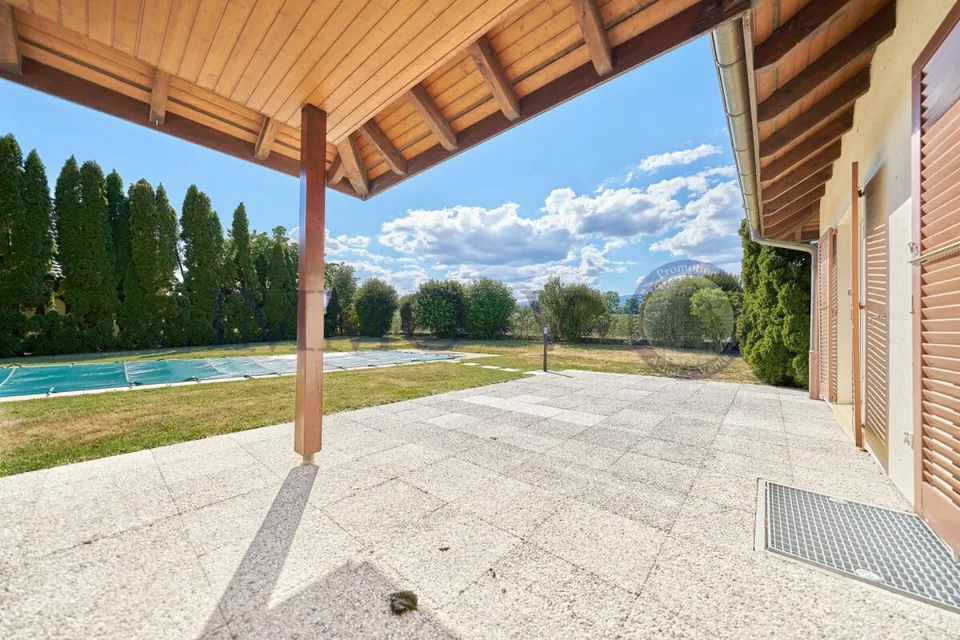 SPACIOUS HIGH-QUALITY VILLA WITH LARGE GARDEN AND SWIMMING POOL