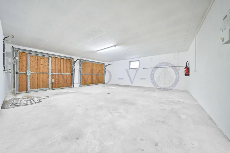 SPACIOUS HIGH-QUALITY VILLA WITH LARGE GARDEN AND SWIMMING POOL