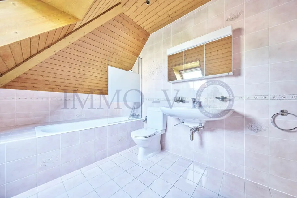 SPACIOUS HIGH-QUALITY VILLA WITH LARGE GARDEN AND SWIMMING POOL