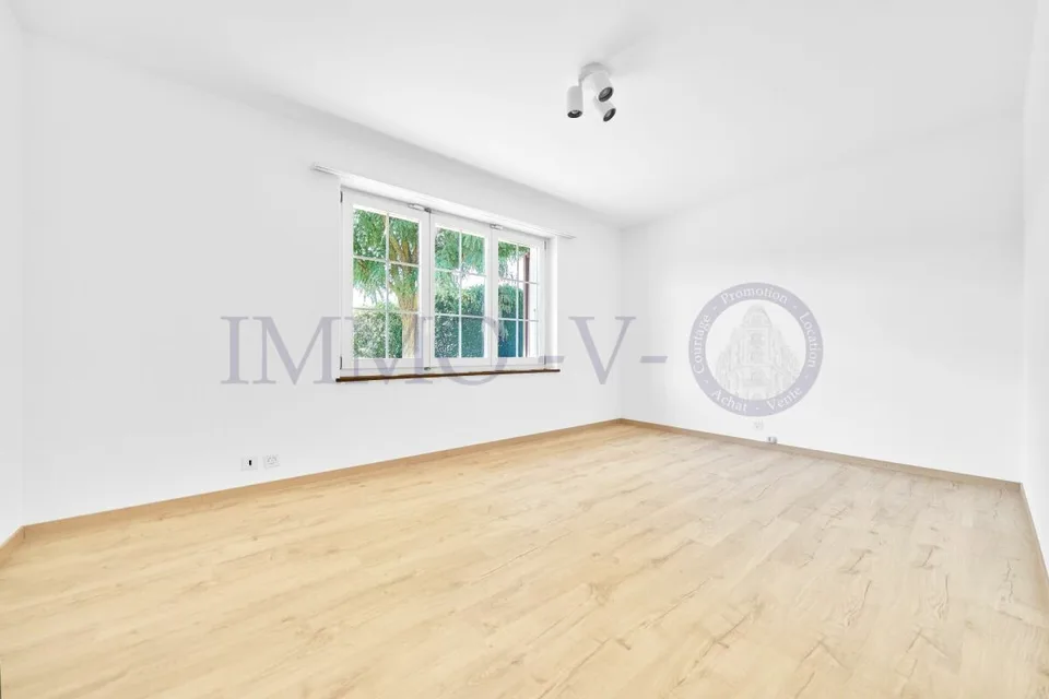 SPACIOUS HIGH-QUALITY VILLA WITH LARGE GARDEN AND SWIMMING POOL