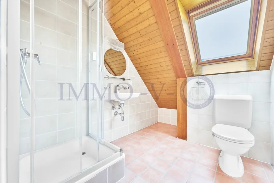 SPACIOUS HIGH-QUALITY VILLA WITH LARGE GARDEN AND SWIMMING POOL