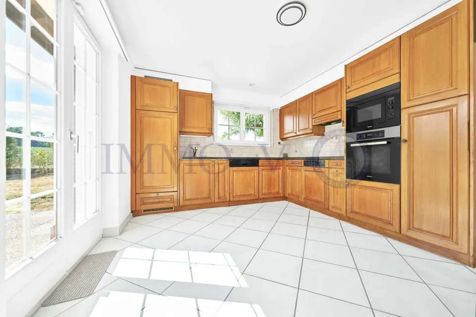 SPACIOUS HIGH-QUALITY VILLA WITH LARGE GARDEN AND SWIMMING POOL