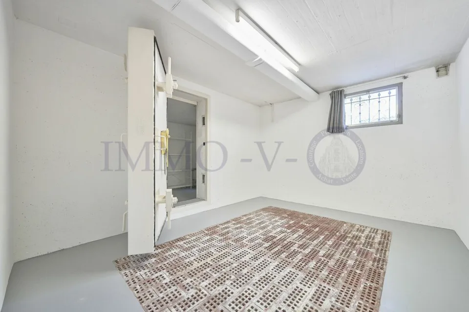 SPACIOUS HIGH-QUALITY VILLA WITH LARGE GARDEN AND SWIMMING POOL