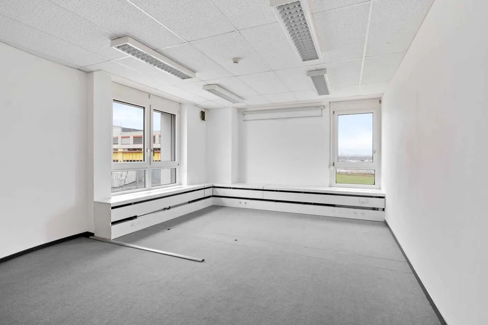 Büros von 266m2 hell in der Nähe des Flughafens und des Place des Nations
