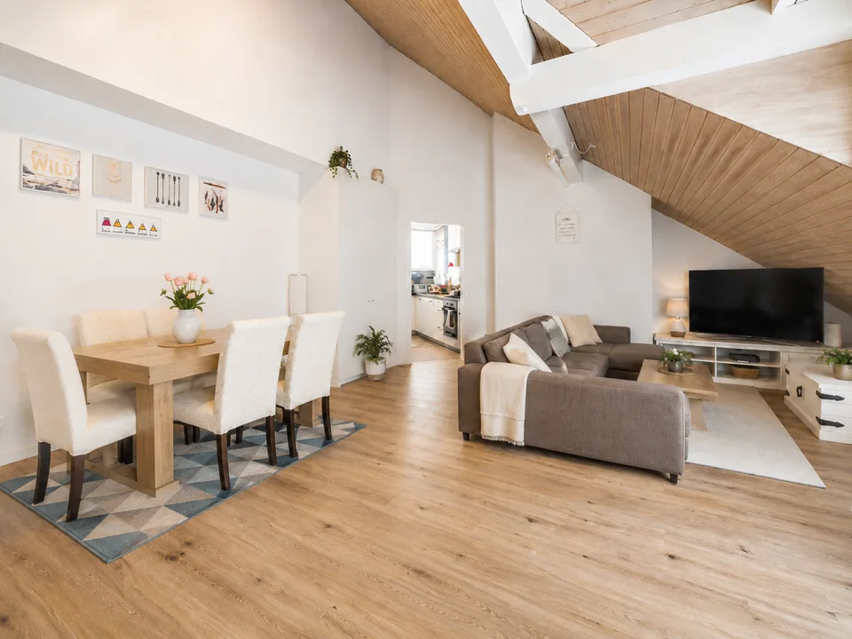 Lichtdurchflutete 4.5-Zimmer-Attika-Maisonette mit Tiefgaragenplatz, St. Gallen