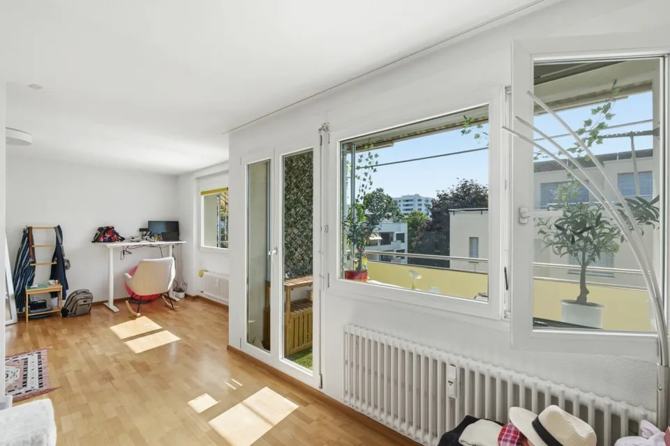 Lichtdurchflutete 4.5 Z' Maisonette WHG mit zwei Balkonen und einer Garagenbox