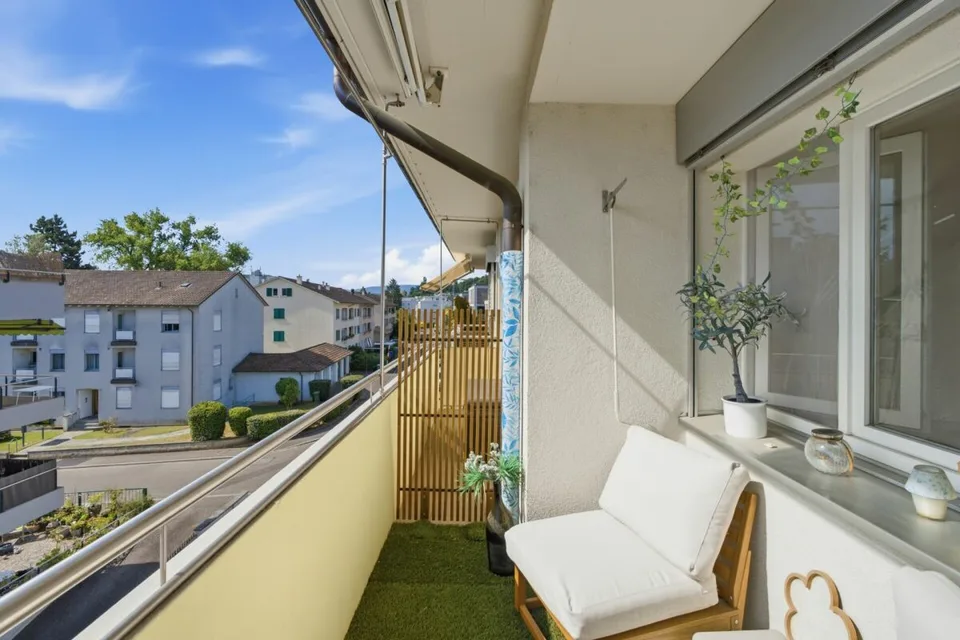 Lichtdurchflutete 4.5 Z' Maisonette WHG mit zwei Balkonen und einer Garagenbox