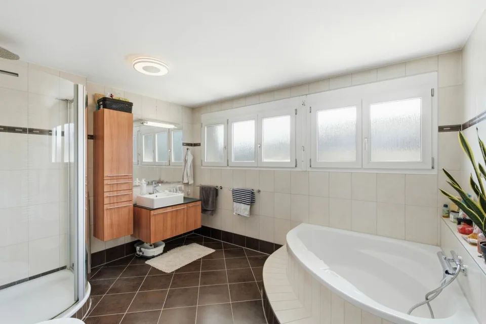 Lichtdurchflutete 4.5 Z' Maisonette WHG mit zwei Balkonen und einer Garagenbox