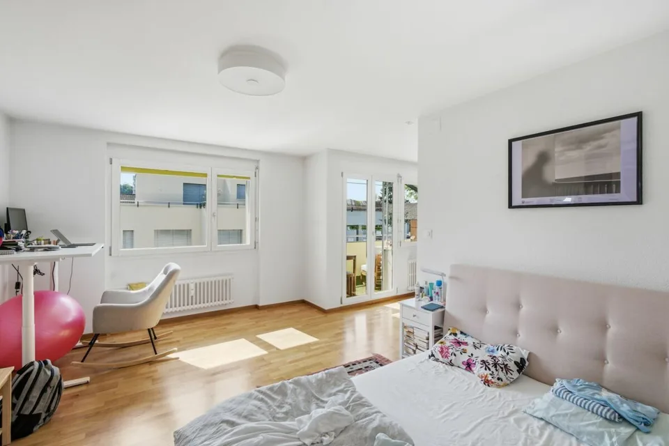 Lichtdurchflutete 4.5 Z' Maisonette WHG mit zwei Balkonen und einer Garagenbox