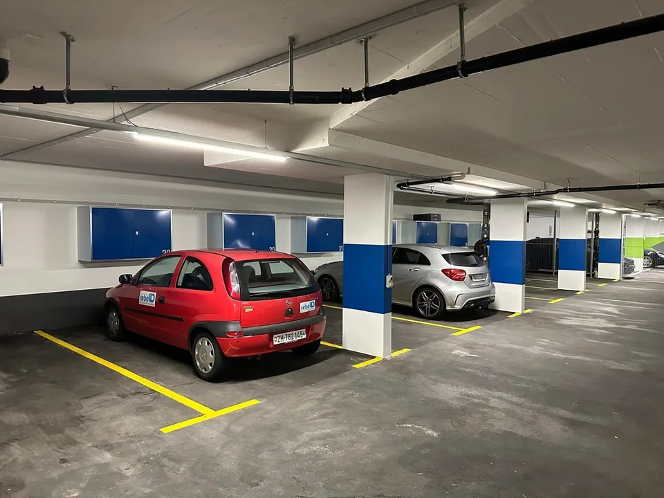 Parcheggi in garage sotterraneo direttamente alla stazione di Adliswil