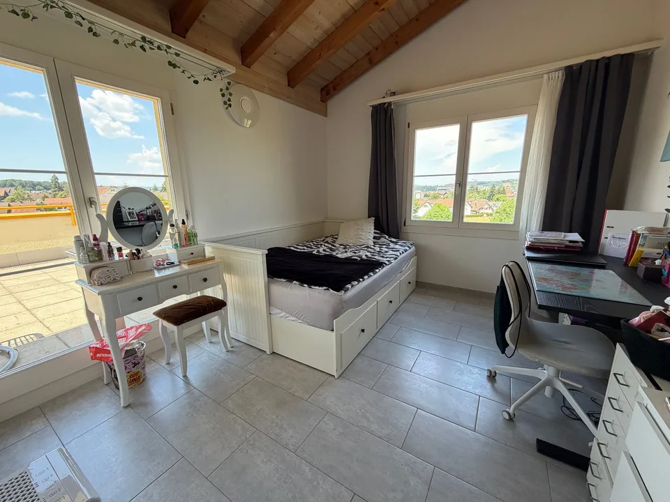 Appartement en attique de 4,5 pièces avec 147 m² d'espace de terrasse