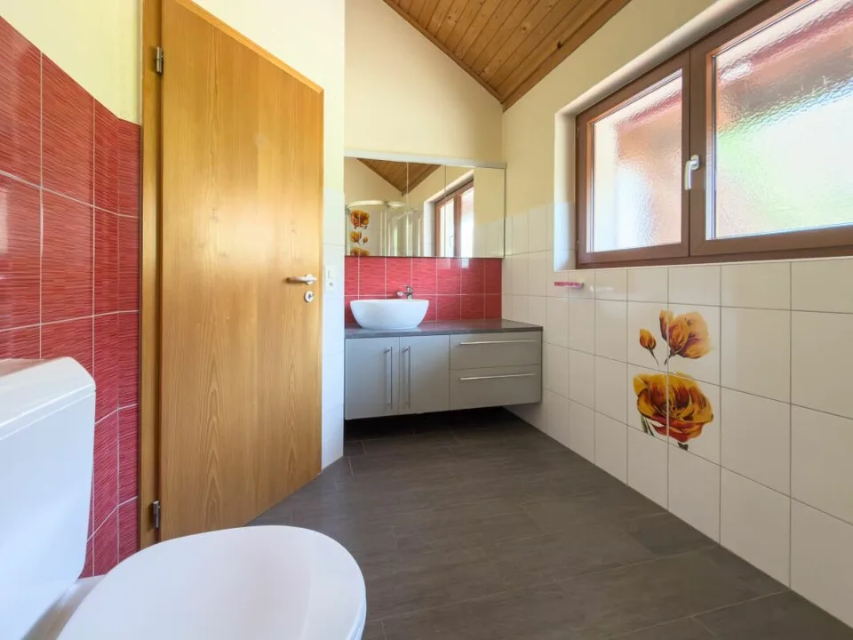 Maison mitoyenne charmante et spacieuse dans un emplacement bien entretenu