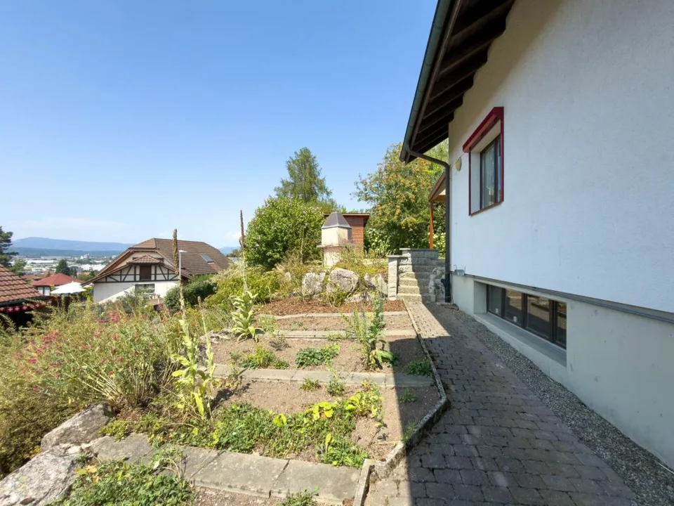 Maison mitoyenne charmante et spacieuse dans un emplacement bien entretenu
