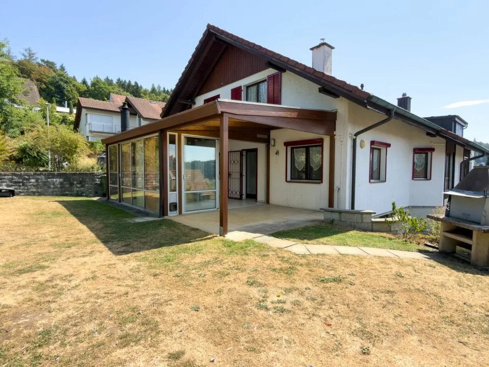 Maison mitoyenne charmante et spacieuse dans un emplacement bien entretenu