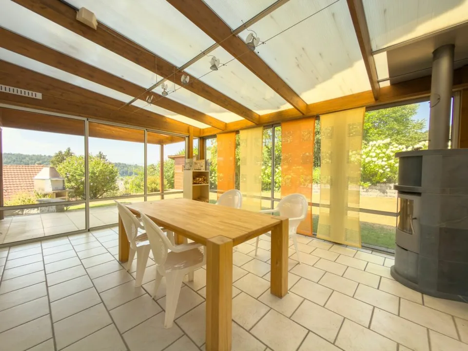 Maison mitoyenne charmante et spacieuse dans un emplacement bien entretenu