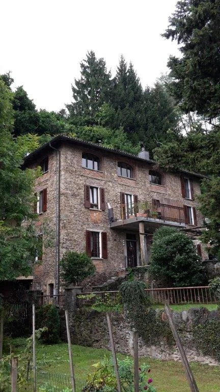 Casa con tre appartamenti immersa nel verde