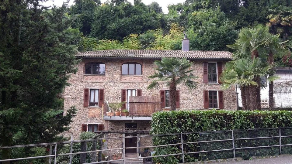 Casa con tre appartamenti immersa nel verde