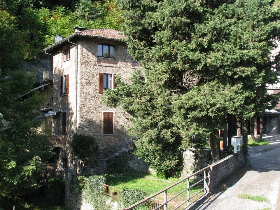Casa con tre appartamenti immersa nel verde