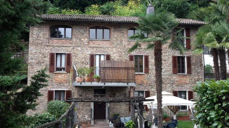 Casa con tre appartamenti immersa nel verde