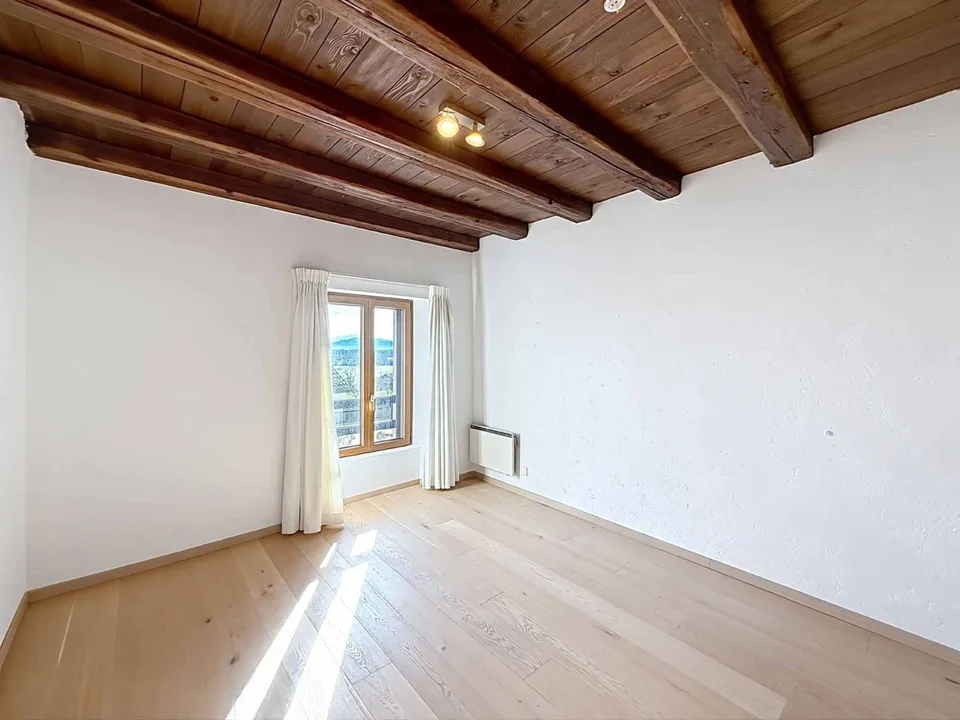 Beautiful village house renovated with charm, volumes and view of the Alps