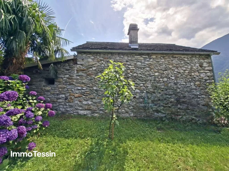 Wunderschönes und typisches Tessiner Haus vollständig renoviert und an sehr guter Lage mit grossem Grundstück
