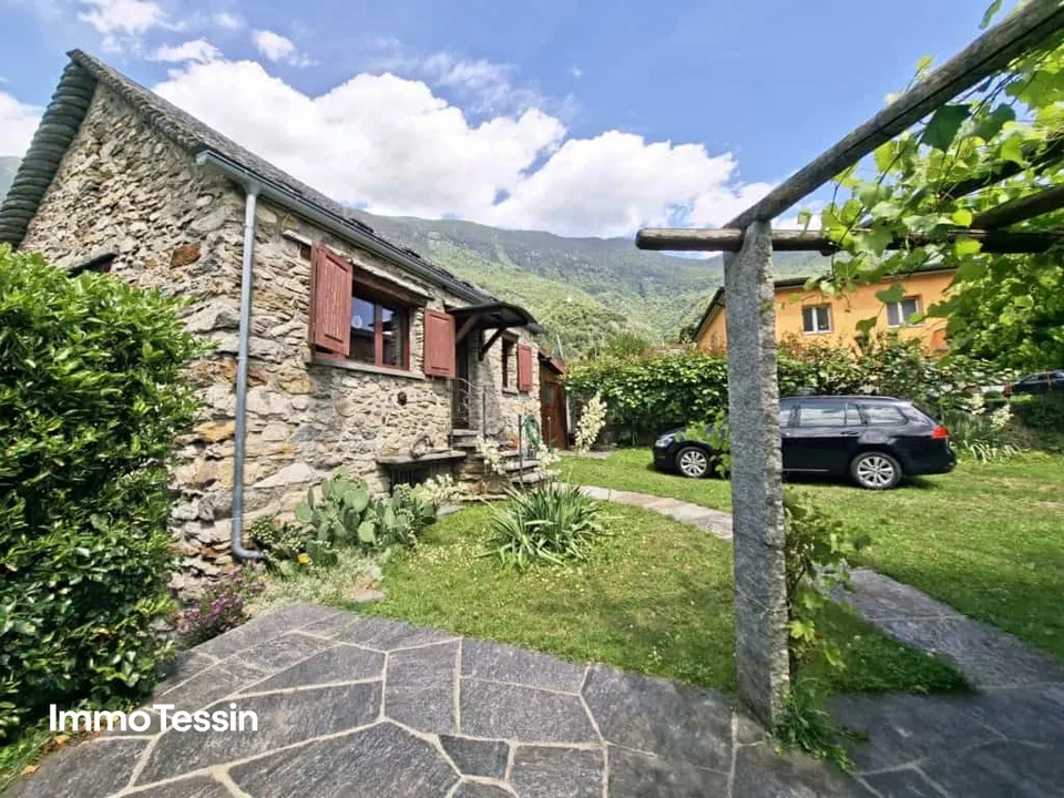 Wunderschönes und typisches Tessiner Haus vollständig renoviert und an sehr guter Lage mit grossem Grundstück