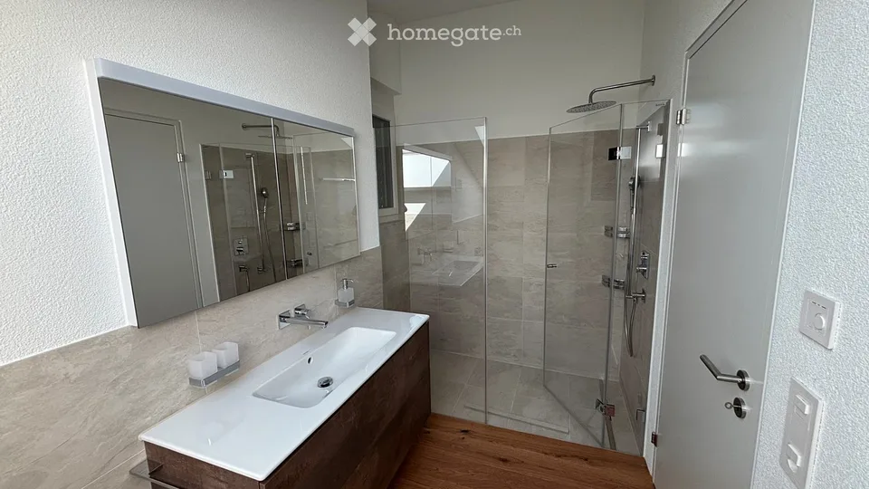 Moderne 3.5-Zimmer-Attikawohnung mit Bergblick im Dorfzentrum Buochs