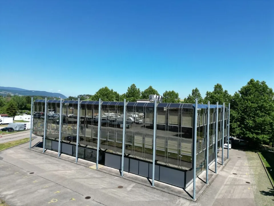 St-Blaise, Verkaufsfläche im Erdgeschoss von 207 m2, Parkplätze