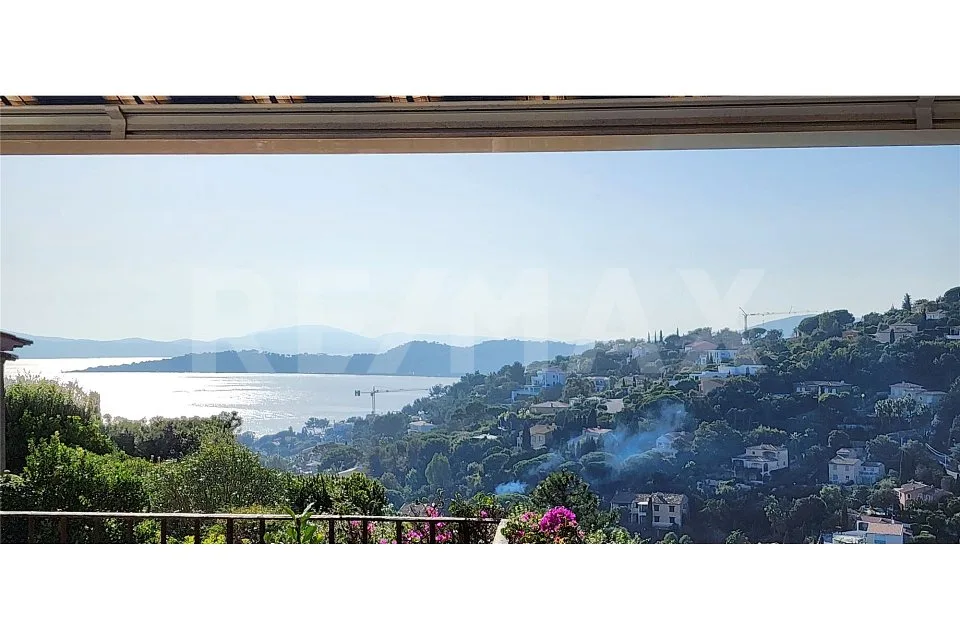 Villa di 8 locali attraente e ristrutturata con vista mare e piscina a Les Issambres Côte d'Azur