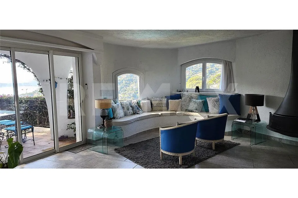 Villa di 8 locali attraente e ristrutturata con vista mare e piscina a Les Issambres Côte d'Azur