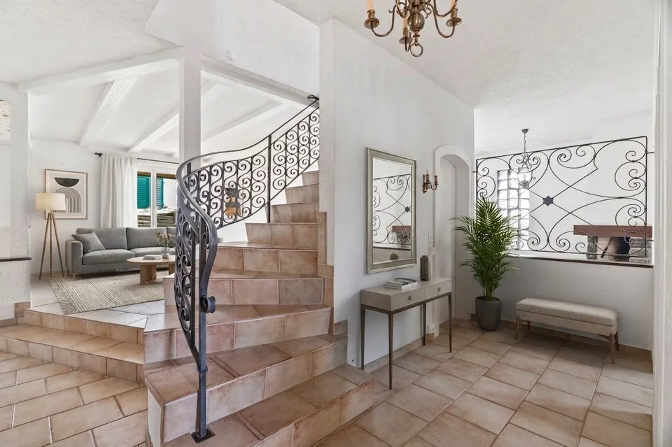 Single-family house with 6 rooms and 4-room apartment in a preferred residential area