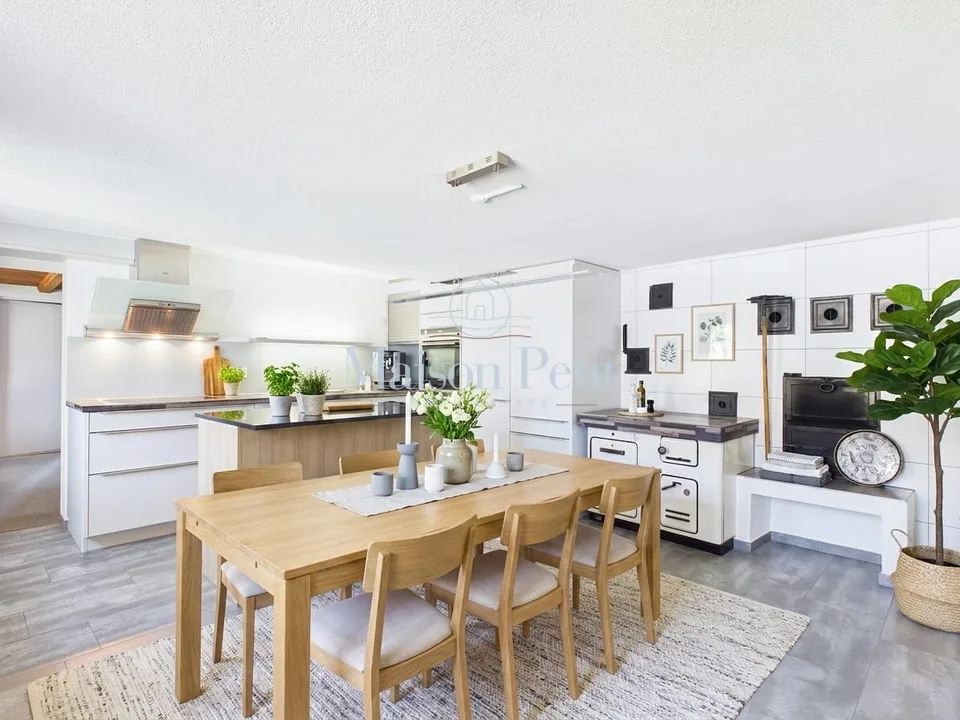 Deux bâtiments, un potentiel : maison d'habitation terminée, grange libre pour rendement !