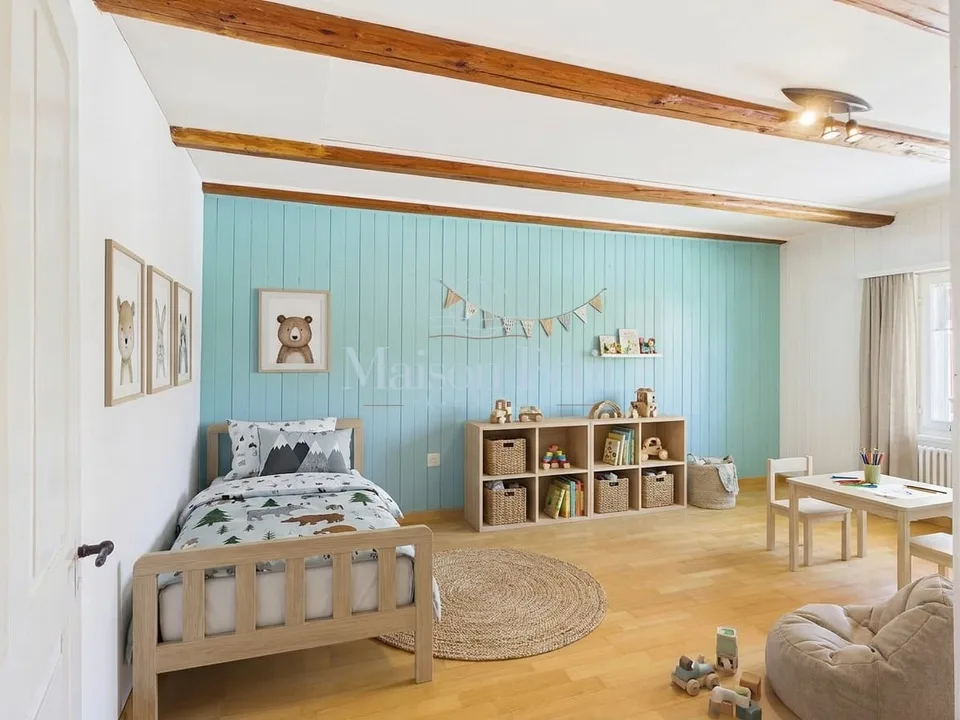 Deux bâtiments, un potentiel : maison d'habitation terminée, grange libre pour rendement !
