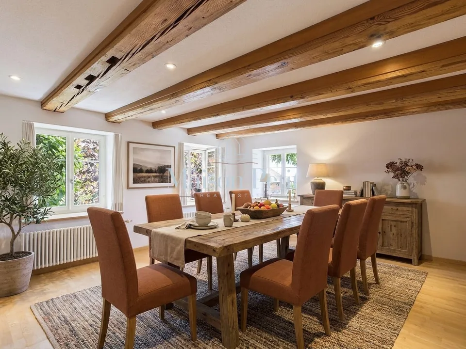 Deux bâtiments, un potentiel : maison d'habitation terminée, grange libre pour rendement !
