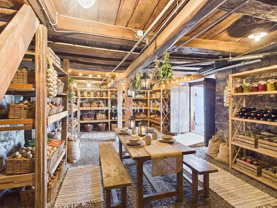 Deux bâtiments, un potentiel : maison d'habitation terminée, grange libre pour rendement !