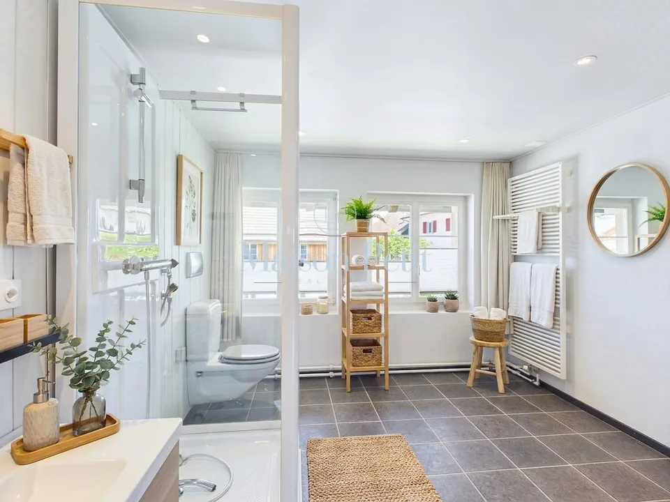 Deux bâtiments, un potentiel : maison d'habitation terminée, grange libre pour rendement !