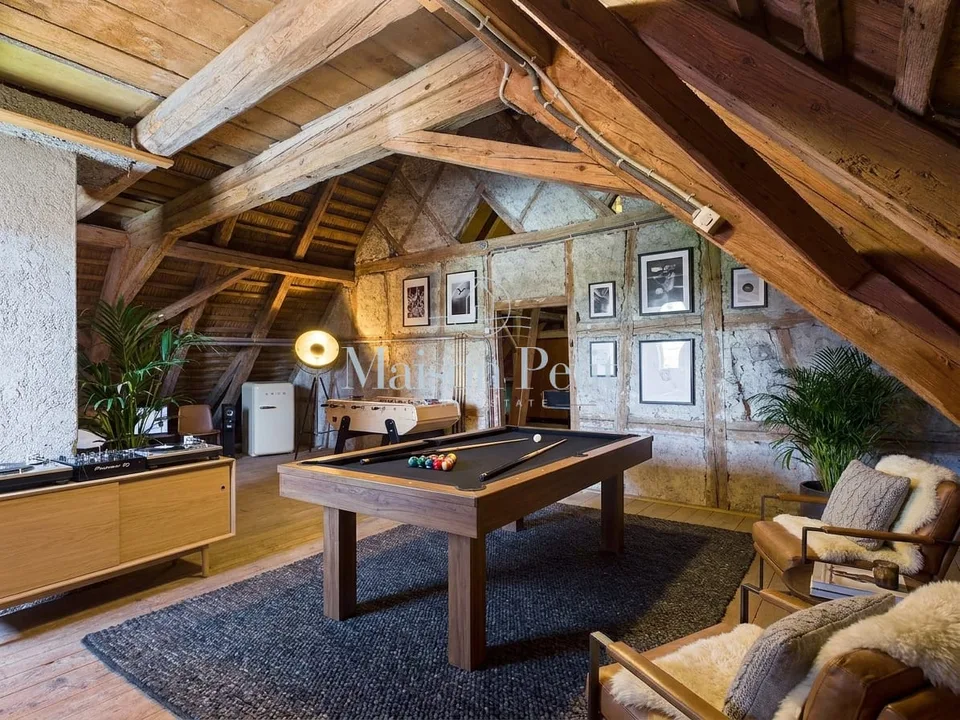 Deux bâtiments, un potentiel : maison d'habitation terminée, grange libre pour rendement !