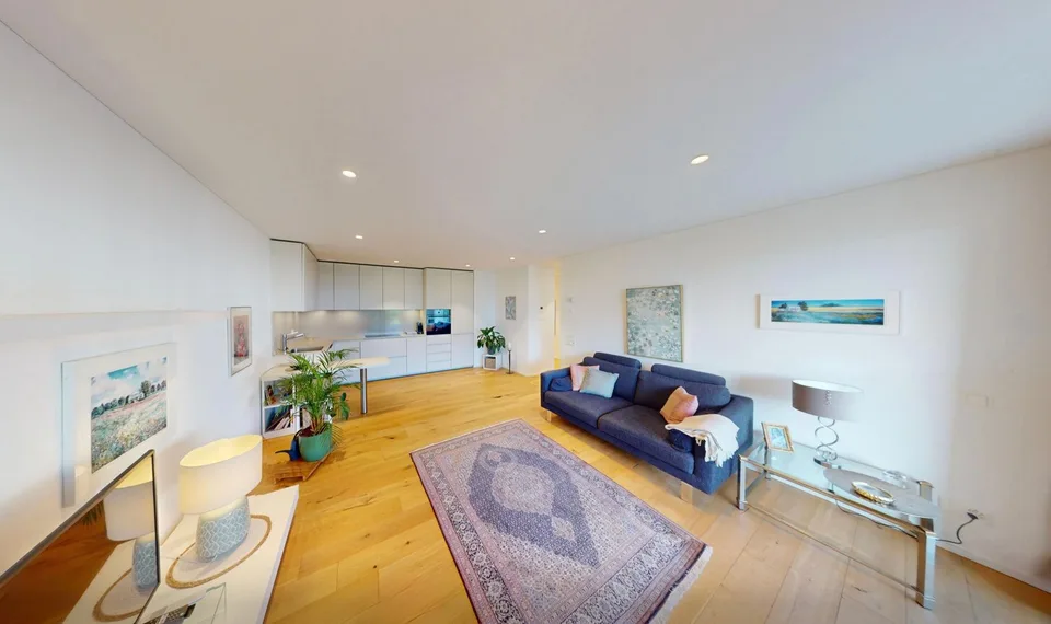 High-quality living in a prime location with an additional office