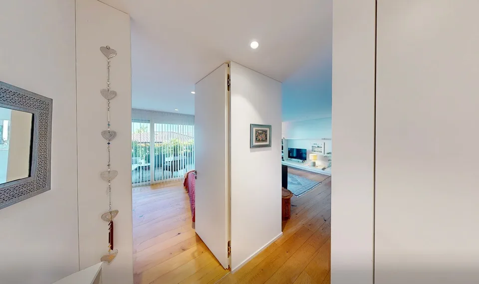 High-quality living in a prime location with an additional office