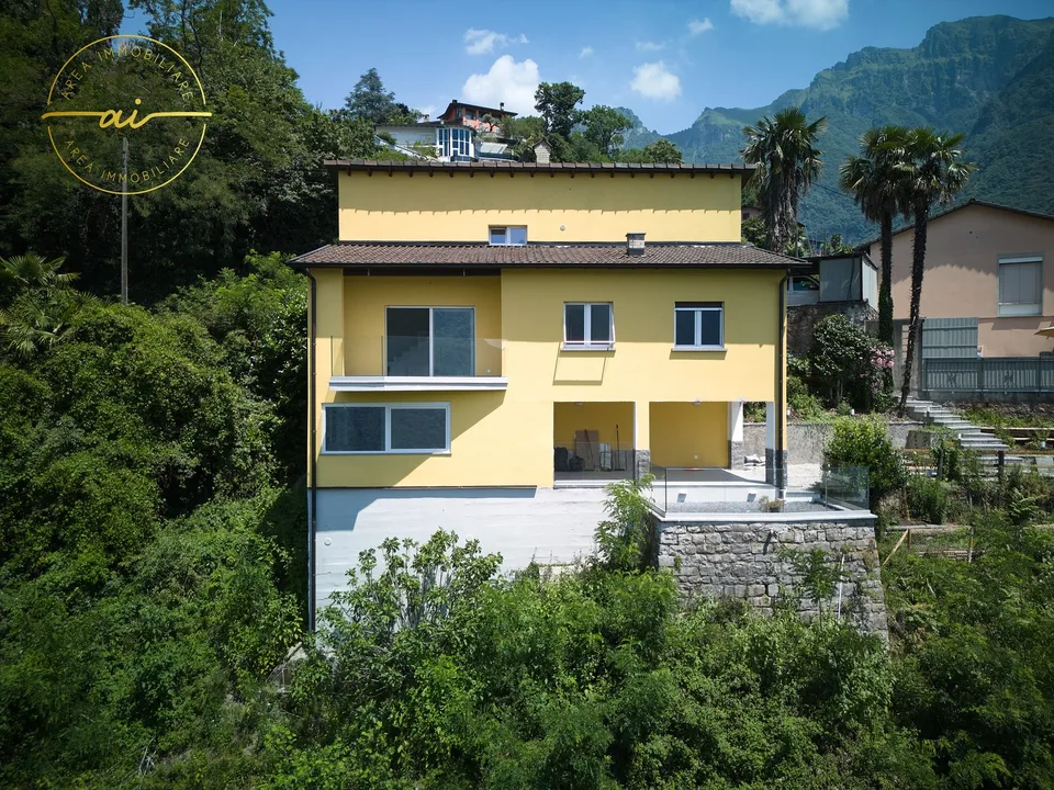 ELEGANTE VILLA INDIPENDENTE CON VISTA LAGO A ROVIO