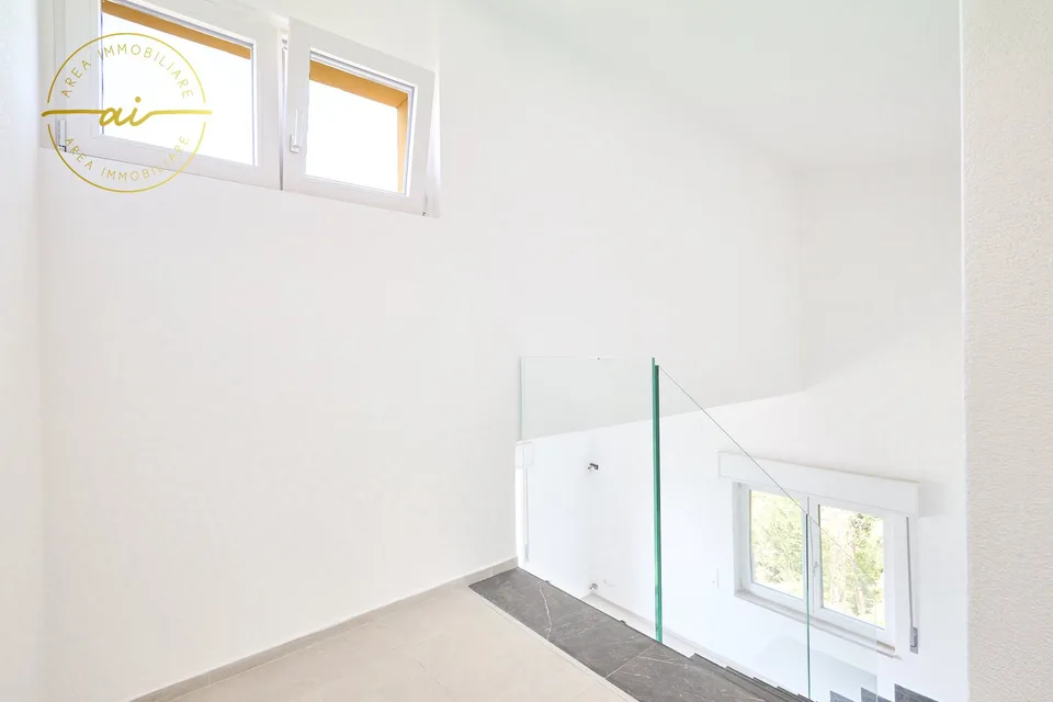 ELEGANTE VILLA INDIPENDENTE CON VISTA LAGO A ROVIO