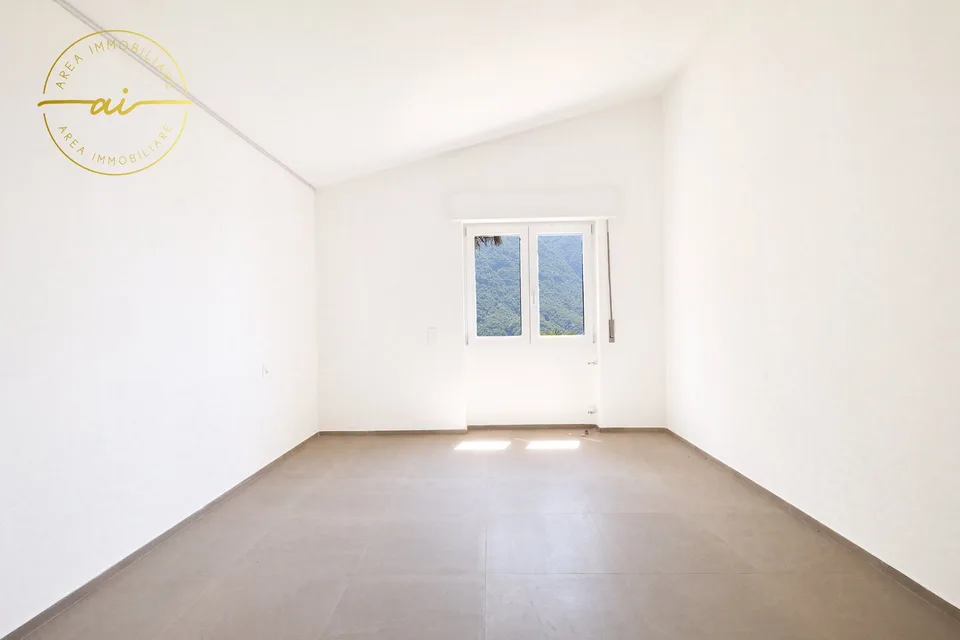 ELEGANTE VILLA INDIPENDENTE CON VISTA LAGO A ROVIO