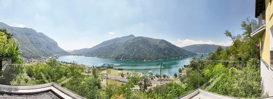 ELEGANTE VILLA INDIPENDENTE CON VISTA LAGO A ROVIO