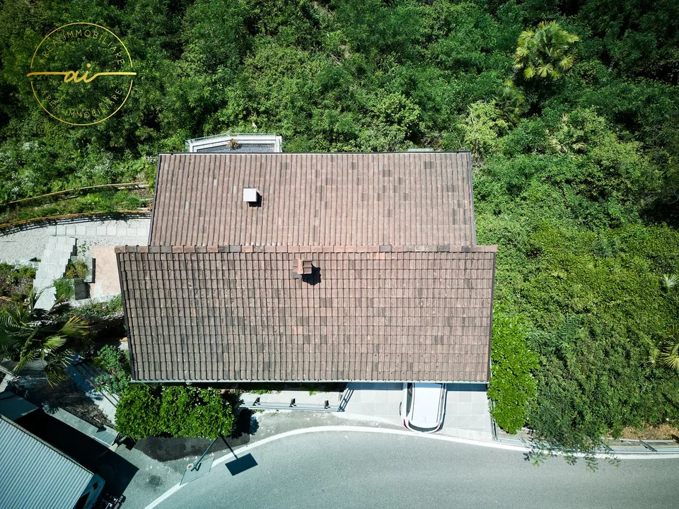 ELEGANTE VILLA INDIPENDENTE CON VISTA LAGO A ROVIO