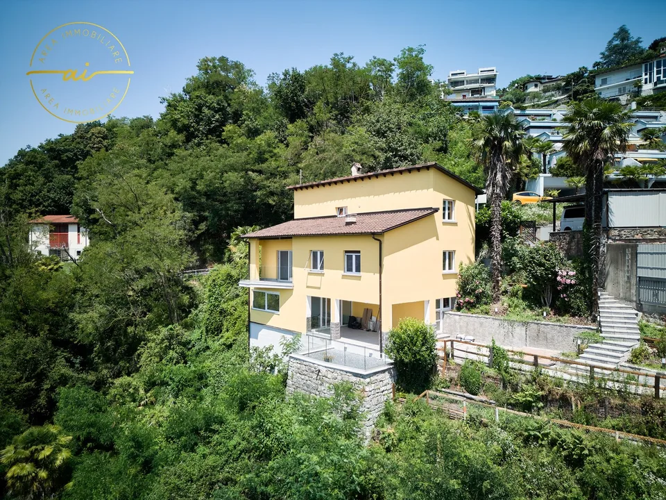 ELEGANTE VILLA INDIPENDENTE CON VISTA LAGO A ROVIO