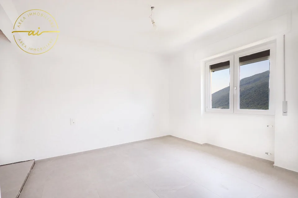 ELEGANTE VILLA INDIPENDENTE CON VISTA LAGO A ROVIO