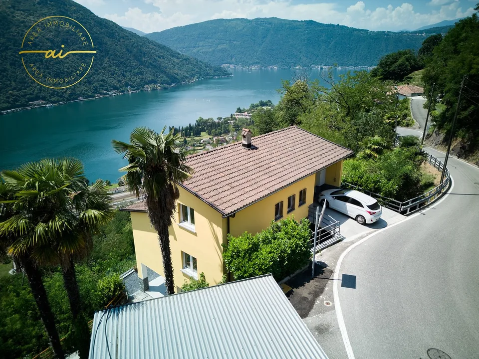 ELEGANTE VILLA INDIPENDENTE CON VISTA LAGO A ROVIO
