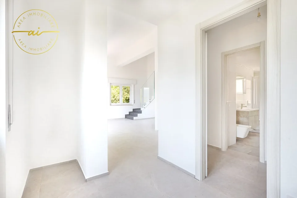 ELEGANTE VILLA INDIPENDENTE CON VISTA LAGO A ROVIO